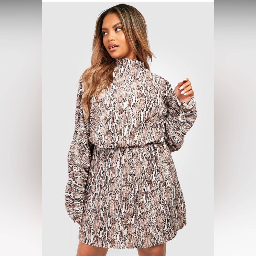 BOOHOO BOOHOO PLUS SNAKE PLISSE RUCHED SLEEVE DRESS 22